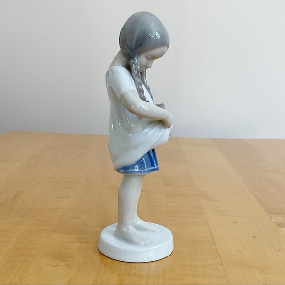 Vintage Bing & Grøndahl Girl Figurine Denmark Blue White Porcelain #1799 - Picture 4 of 13